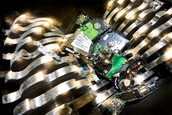 Festplatten werden in einer Maschine zerkleinert.