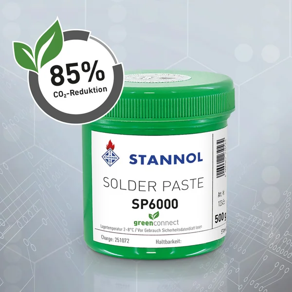 Auf dem Bild ist eine grüne Dose mit der Stannol-Lotpaste SP6000 zu sehen. Sie trägt ein weißes Label mit Stannol-Logo und weiteren Produktspezifikationen. Der Hintergrund besteht aus einem Farbverlauf aus verschiedenen Grautönen. Neben der Dose ist ein Button mit der Aufschrift 85 Prozent CO2-Reduktion zu sehen.