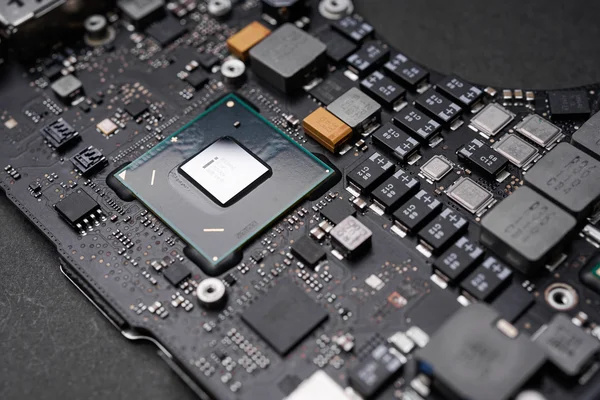 Nahaufnahme einer Computerplatine mit Prozessor und elektronischen Bauteilen.