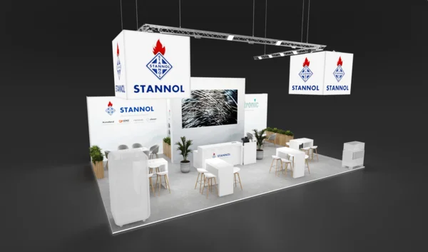 Messestand mit Stannol-Logo, modernen Möbeln und Pflanzen auf grauem Boden.