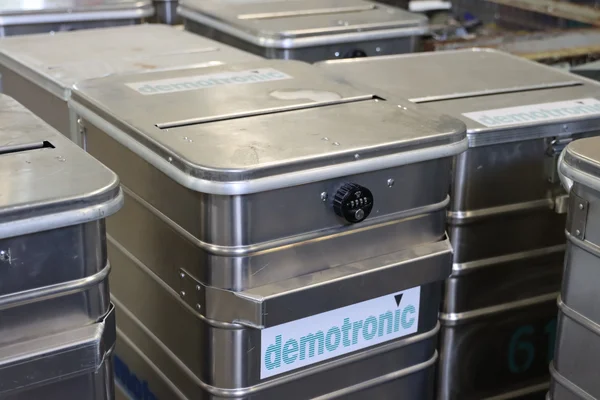 Metallkisten mit dem Schriftzug "demotronic", Nahaufnahme.