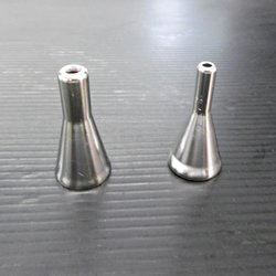 Auf dem Bild sind zwei neue Lotdüsen zu sehen.