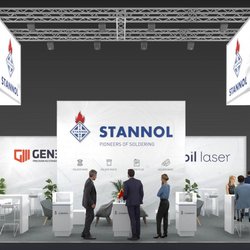Auf dem Bild ist der Stannol-Messestand mit einigen Besuchern zu sehen.