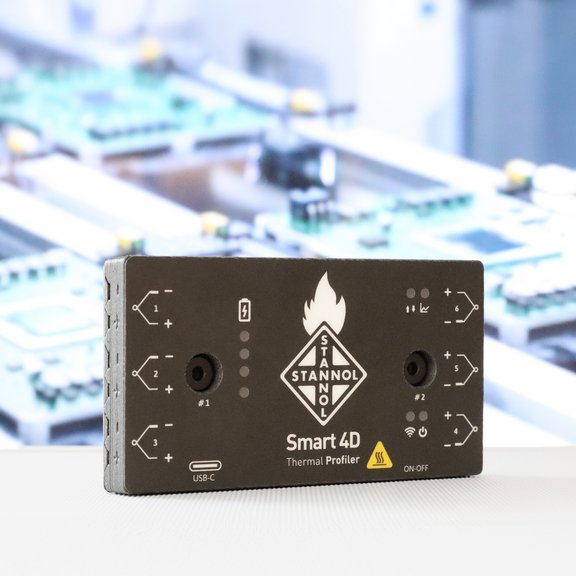 Schwarzes elektronisches Gerät "Smart 4D" vor unscharfem Hintergrund mit Platinen.