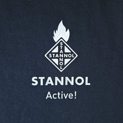 Auf dem Bild ist das Stannol Logp in weiß und der Schriftzug Stannol Active! auf dunkelblauem Grund zu sehen. 