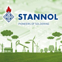 Das Bild zeigt das Logo und das Branding der Firma „Stannol“ mit dem Slogan „Pioneers of Soldering“ (Pioniere des Lötens). Das Stannol-Logo befindet sich oben links und besteht aus einer Raute mit dem Firmennamen darin sowie einer roten Flamme an der Spitze, die symbolisch für den Lötprozess steht. Der Hintergrund kombiniert zwei Themen: Technologie und Nachhaltigkeit. Der obere Teil zeigt eine verschwommene Nahaufnahme einer elektronischen Leiterplatte, was die Verbindung von Stannol zur Elektronikindustrie unterstreicht. Der untere Teil zeigt eine grüne Landschaft mit verschiedenen Elementen, die Nachhaltigkeit symbolisieren. Dazu gehören Windkraftanlagen, Fabriken und Bäume, die alle aus pflanzlichen Texturen wie Blättern oder Gras gestaltet sind. Darüber schweben wolkenähnliche Formen aus grünem Laub. Das Bild verbindet die technische Expertise von Stannol mit einem Engagement für umweltbewusste Praktiken.