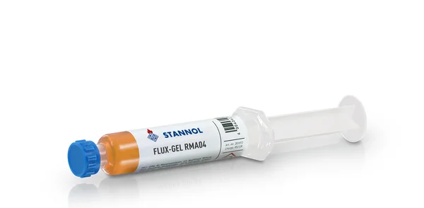 Auf dem Bild ist das Flux-Gel RMA04 von Stannol zu sehen - eine weiße Spritze mit weißem Etikett und blauer Kappe.