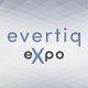[Translate to Englisch:] Text: "evertiq eXpo" auf geometrischem Hintergrund in Blau- und Grautönen.