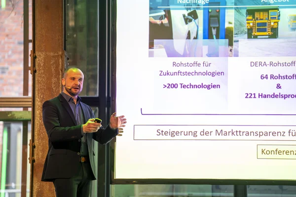 Redner steht auf der Bühne