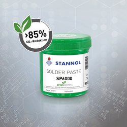 Das Bild zeigt ein grünes Kunststoffgefäß mit Lötpaste der Marke Stannol. Auf dem Etikett steht „Solder Paste SP6000“ sowie das „green connect“-Logo, das durch ein grünes Blatt symbolisiert wird. Links über dem Behälter ist ein kreisförmiges Symbol mit einem Blatt und der Aufschrift „85% CO₂-Reduktion“ zu sehen. Der Hintergrund ist grau und mit schematischen Linien und Punkten gestaltet, die eine technische, moderne Optik erzeugen. Das Bild hebt die Nachhaltigkeitsbemühungen von Stannol hervor, speziell die CO₂-Reduktion um 85 % für dieses Produkt.