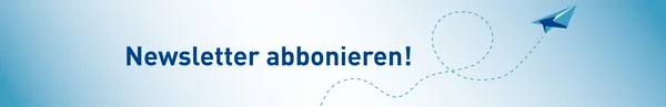 Papierflieger fliegt neben "Newsletter abonnieren!" vor blauem Hintergrund.