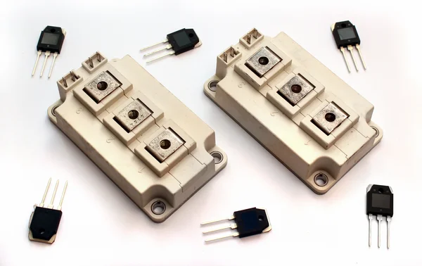 Elektronische Leistungsmodule und Transistoren auf weißem Hintergrund.