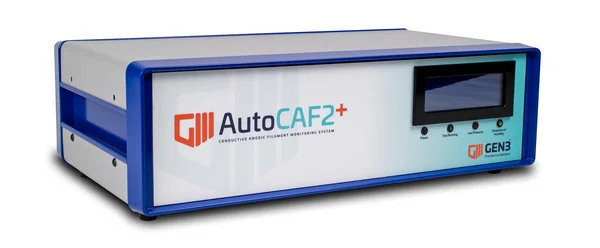 Auf dem Bild ist das AutoCAF2+ Gerät von GEN3 Systems zu sehen, ein rechteckiger hellgrauer Kasten mit einem Display rechts oben auf der Frontseite. 