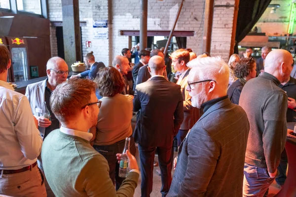 Menschen diskutieren auf einer Messe