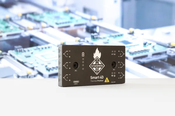 Schwarzes Smart 4D-Sensorgerät vor unscharfem technischen Hintergrund.