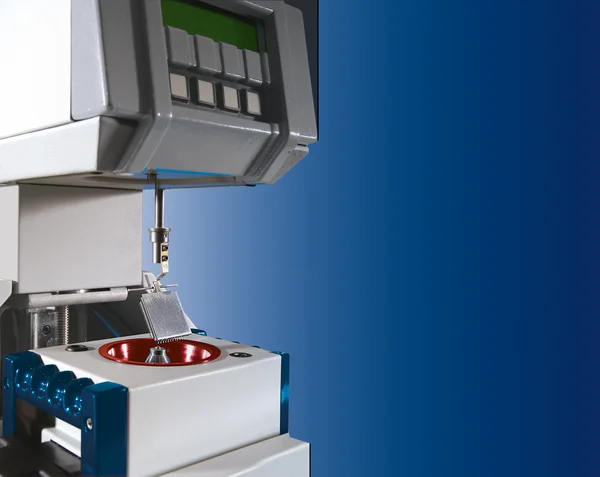 The picture shows the wetting scale from Gen3 Systems. A component is clamped in a holder that is lowered onto a small solder ball.