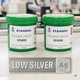 Zwei grüne Dosen Lötpaste vor unscharfem Hintergrund, Aufschrift "LOW SILVER".