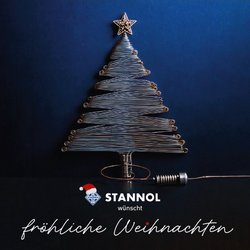 Auf dem Bild ist eine Weihnachskarte mit einem Weihnachtsbaum aus Draht zu sehen. Darunter steht: Stannol wünscht fröhliche Weihnachten.