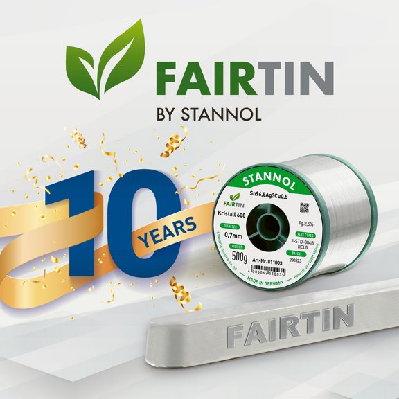 "FAIRTIN Jubiläumsgrafik mit Lötzinnspule und Jubiläumszahl 10 in Gold."