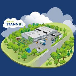 Die Grafik zeigt eine stilisierte Darstellung des Firmengebäudes der "World of Stannol" in einer grünen, naturnahen Umgebung. Beschreibung: • Gebäude: Modernes, graues Gebäude mit Solarmodulen auf dem Dach und einer grünen Pflanzenfassade. • Umgebung: Viele Bäume, ein kleiner Garten und gepflegte Grünflächen. • Fahrzeuge: Umweltfreundliche Fahrzeuge mit Recycling-Symbolen vor dem Gebäude. • Details: Fahnen und Logos betonen die Marke und Nachhaltigkeit. • Logo und Himmel: Stannol-Logo in einer Wolke, blauer Himmel mit Wolken. Die Illustration vermittelt ein umweltbewusstes und nachhaltiges Unternehmensbild.