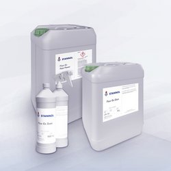 Das Bild zeigt drei große Kanister und zwei Flaschen der Reinigungsmittel Flux-Ex der Marke Stannol. Die Kanister sind grau und haben grüne Verschlüsse, auf den Etiketten stehen Produktbezeichnungen wie "Flux-Ex Post Power" und "Flux-Ex Glue". Vor den Kanistern stehen zwei weiße Flaschen, eine davon mit Sprühaufsatz, ebenfalls mit Stannol-Logo und Beschriftungen. Bei den Produkten handelt es sich um professionelle Reinigungsmittel für die Lötindustrie.