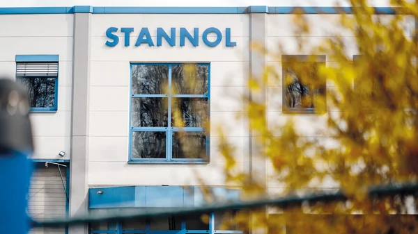 The picture shows the Stannol company building in Velbert. The building is white, the windows are blue. You can recognise the blue Stannol lettering above the entrance.