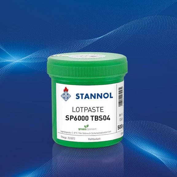Auf dem Bild ist eine grüne Stannol-Lotpastendose vor einem blauen Hintergrund zu sehen. Auf dem weißen Etikett ist das Stannol-Logo der Produktname SP6000 TBS04 sowie weitere Produktspezifikationen zu sehen.