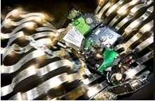 Festplatten werden von einem Metallschredder zerkleinert.