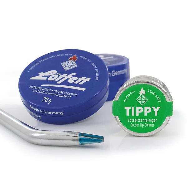 Auf dem Bild ist eine blaue, metallene Dose Lötfett, eine metallene, grüne Dose mit Tippy-Lötspitzenreiniger und eine Lötspitze von Stannol zu sehen.