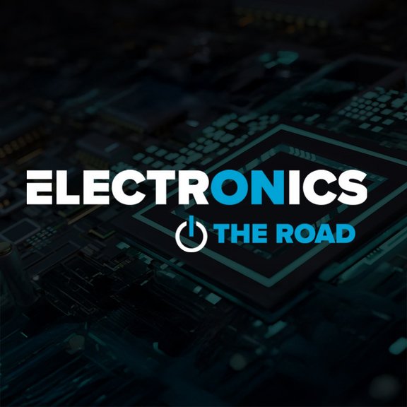 Auf dem Bild ist das Logo der Veranstaltung zu sehen: Ein dunkler Hintergrund, auf dem eine Leiterpaltte zu erkennen ist. Im Vordergrund ist der weiß-blaue Schriftzug Electronics on the Road zu lesen.