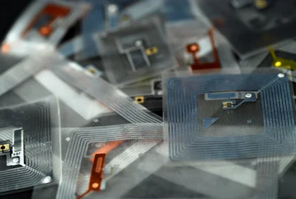 Nahaufnahme von mehreren RFID-Chips in transparenter Verpackung.