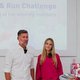 Auf dem Bild ist ein Mann und eine junge blonde Frau zu sehen. Sie stehen vor einer leinwand. Neben ihnen steht ein Tisch mit einem Gefäß voller kleiner Bälle. 
