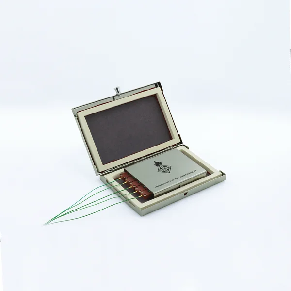 Auf dem Bild ist der Thermologger 5000 von Stannol zu sehen, ein Temperaturprofil-Messgerät. Das Gerät hat etwa Laptopgröße, ein metallenes Gehäuse und seitelich fünf Temperaturfühler.