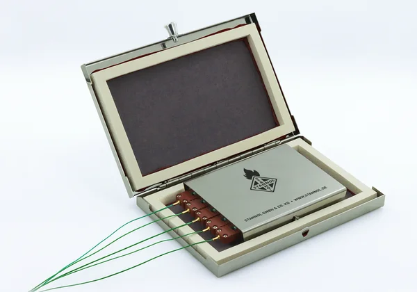 Auf dem Bild ist der Thermologger 5000 von Stannol zu sehen, ein Temperaturprofil-Messgerät. Das Gerät hat etwa Laptopgröße, ein metallenes Gehäuse und seitelich fünf Temperaturfühler.