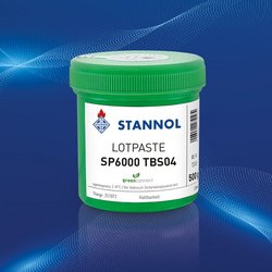 Auf dem Bild ist eine grüne Stannol-Lotpastendose vor einem blauen Hintergrund zu sehen. Auf dem weißen Etikett ist das Stannol-Logo der Produktname SP6000 TBS04 sowie weitere Produktspezifikationen zu sehen.