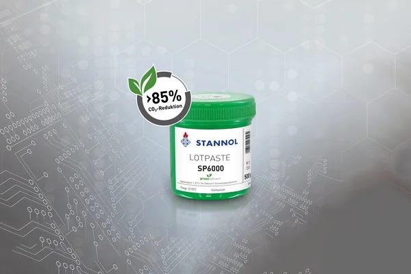 Auf dem Bild ist eine grüne Dose mit der Stannol-Lotpaste SP6000 zu sehen. Sie trägt ein weißes Label mit Stannol-Logo und weiteren Produktspezifikationen. Der Hintergrund besteht aus einem Farbverlauf aus verschiedenen Grautönen. Neben der Dose ist ein Button mit der Aufschrift 85 Prozent CO2-Reduktion zu sehen.