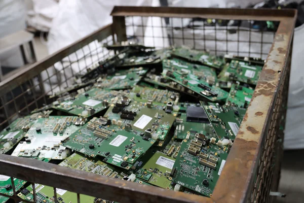 Metallkorb mit vielen elektronischen Leiterplatten.