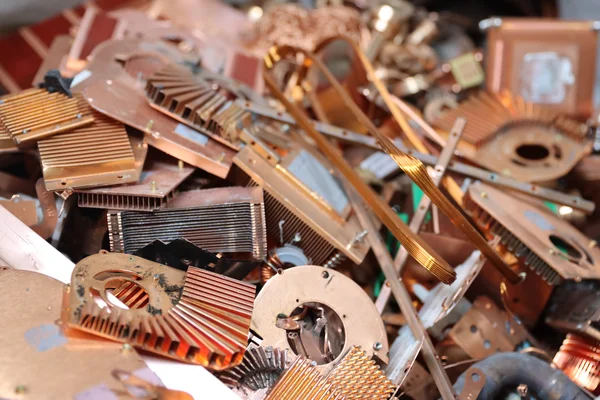 Ein Haufen aus Kupfer- und Metallteilen, unsortiert gestapelt.