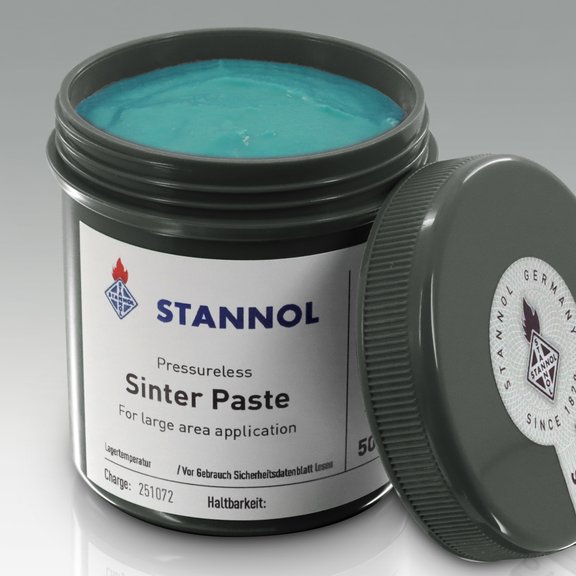 [Translate to Englisch:] Auf dem Bild ist die Sinterpaste von Stannol in einer dunkelgrauen Dose zu sehen. Die Doese ist geöffnet, der Deckel ist an der Dose angelehnt. Die Paste hat eine leuchtend blaue Farbe.