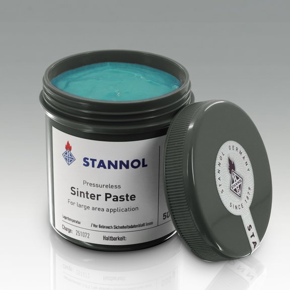 [Translate to Englisch:] Auf dem Bild ist die Sinterpaste von Stannol in einer dunkelgrauen Dose zu sehen. Die Doese ist geöffnet, der Deckel ist an der Dose angelehnt. Die Paste hat eine leuchtend blaue Farbe.