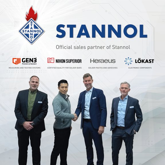 Vier Männer vor Logos mehrerer Firmen, darunter Stannol.