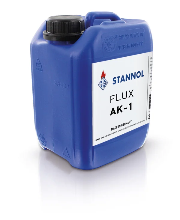 Auf dem Bild ist ein blauer AK-1-Bio-Flussmittel-Kanister mit weißem Etikett und schwarzem Deckel zu sehen. Das weiße Etikett trägt das Stannol-Logo sowie Produktspezifikationen.