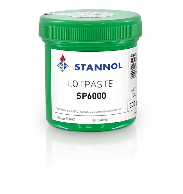 Auf dem Bild ist eine grüne Dose mit der Lotpaste SP6000 von Stannol zu sehen. Auf der Dose ist ein weißes Etikett mit Stannol-Logo und Produktspezifikationen.