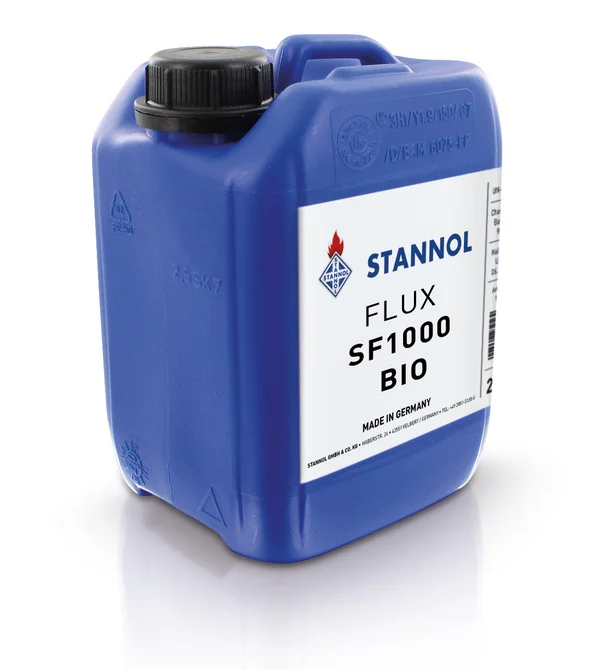Auf dem Bild ist ein blauer SF1000-Bio-Flussmittel-Kanister mit weißem Etikett und schwarzem Deckel zu sehen. Das weiße Etikett trägt das Stannol-Logo sowie Produktspezifikationen.